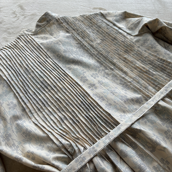 大島紬のピンタックワンピース　シャツワンピース　クリーム色　着物リメイク 6枚目の画像