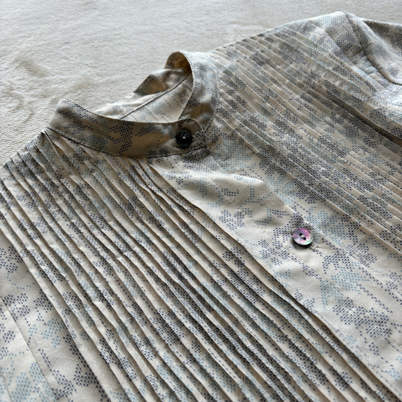 大島紬のピンタックワンピース　シャツワンピース　クリーム色　着物リメイク 3枚目の画像