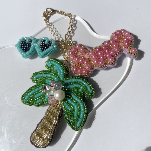 ヤシの木 サングラス SUP? バッグチャーム ビーズ刺繍 ブローチ 373