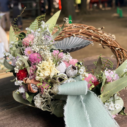 春待ちキュートなピンクのリースドライフラワーハーフリース