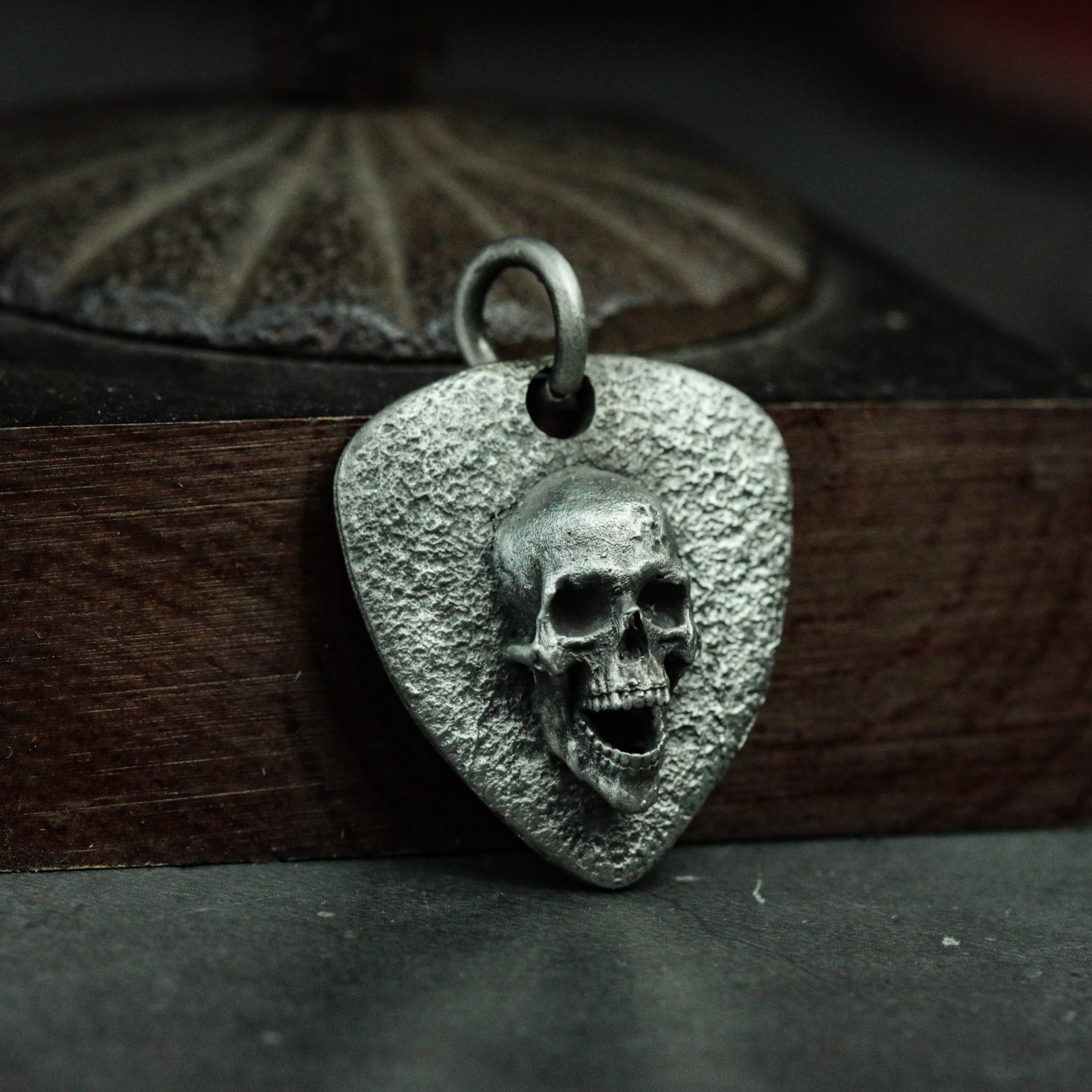 ゴシック スカル シルバー メダル - ギターピック シルバー ネックレス ペンダント - 手作り スカル シルバー ジ