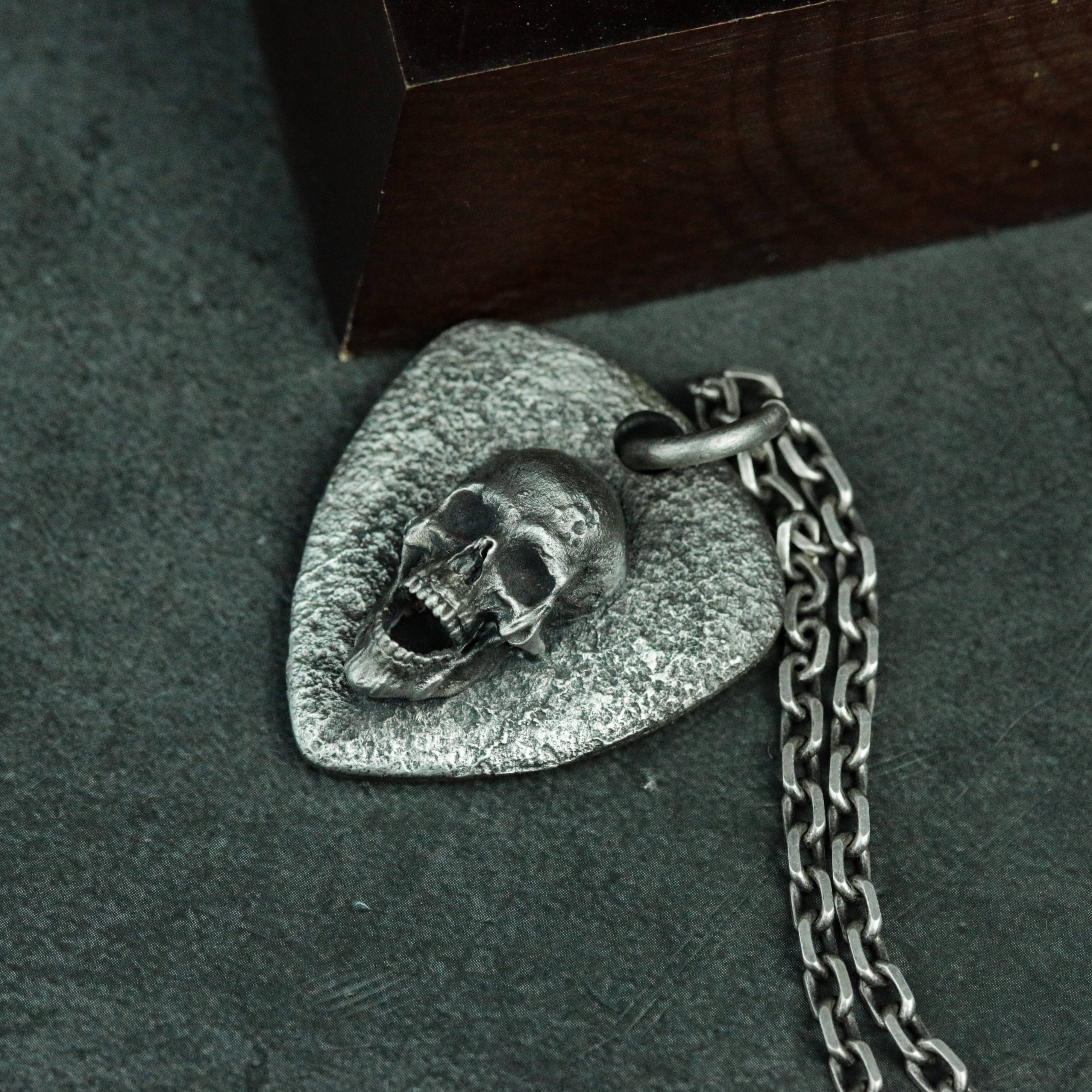 ゴシック スカル シルバー メダル - ギターピック シルバー ネックレス ペンダント - 手作り スカル シルバー ジ