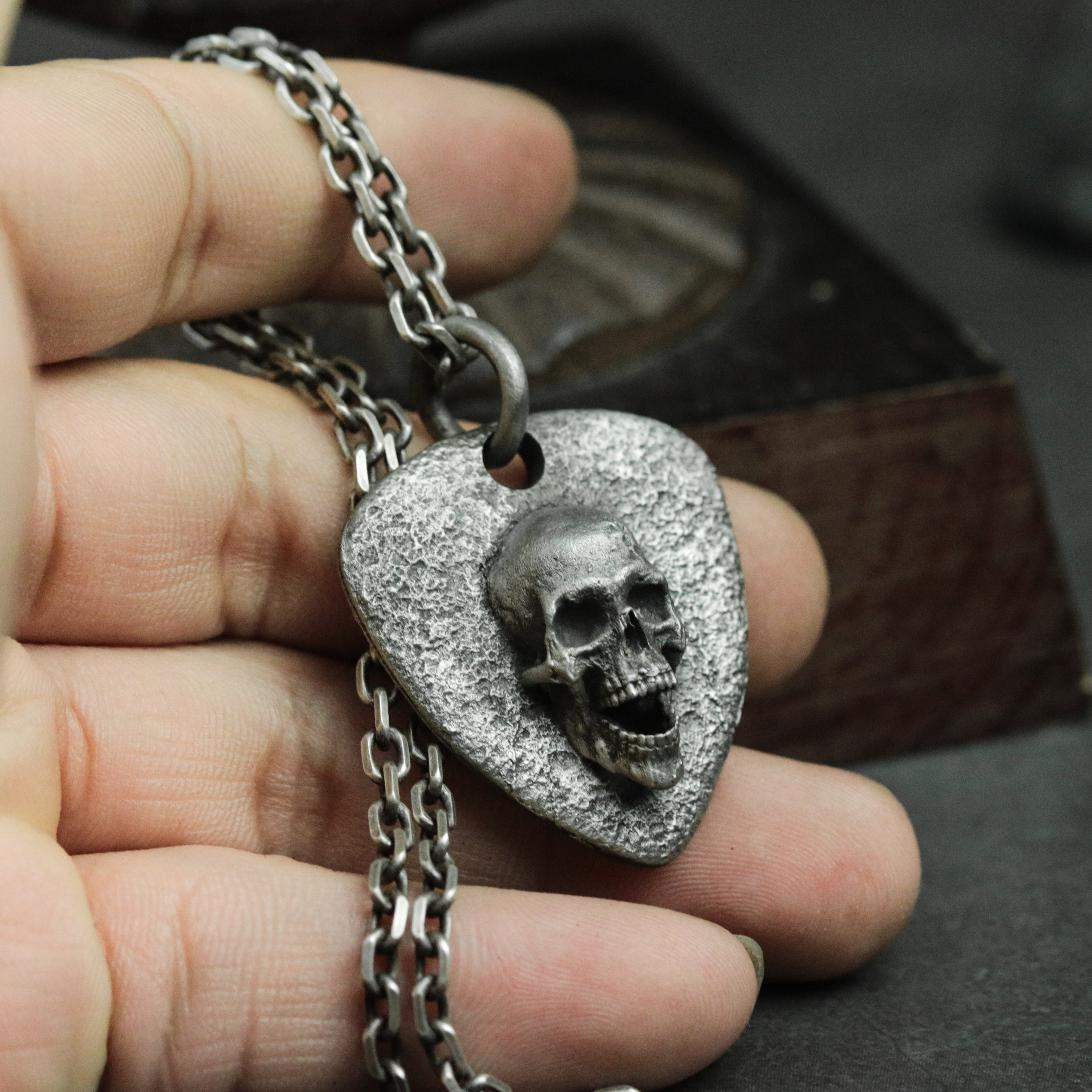 ゴシック スカル シルバー メダル - ギターピック シルバー ネックレス ペンダント - 手作り スカル シルバー ジ