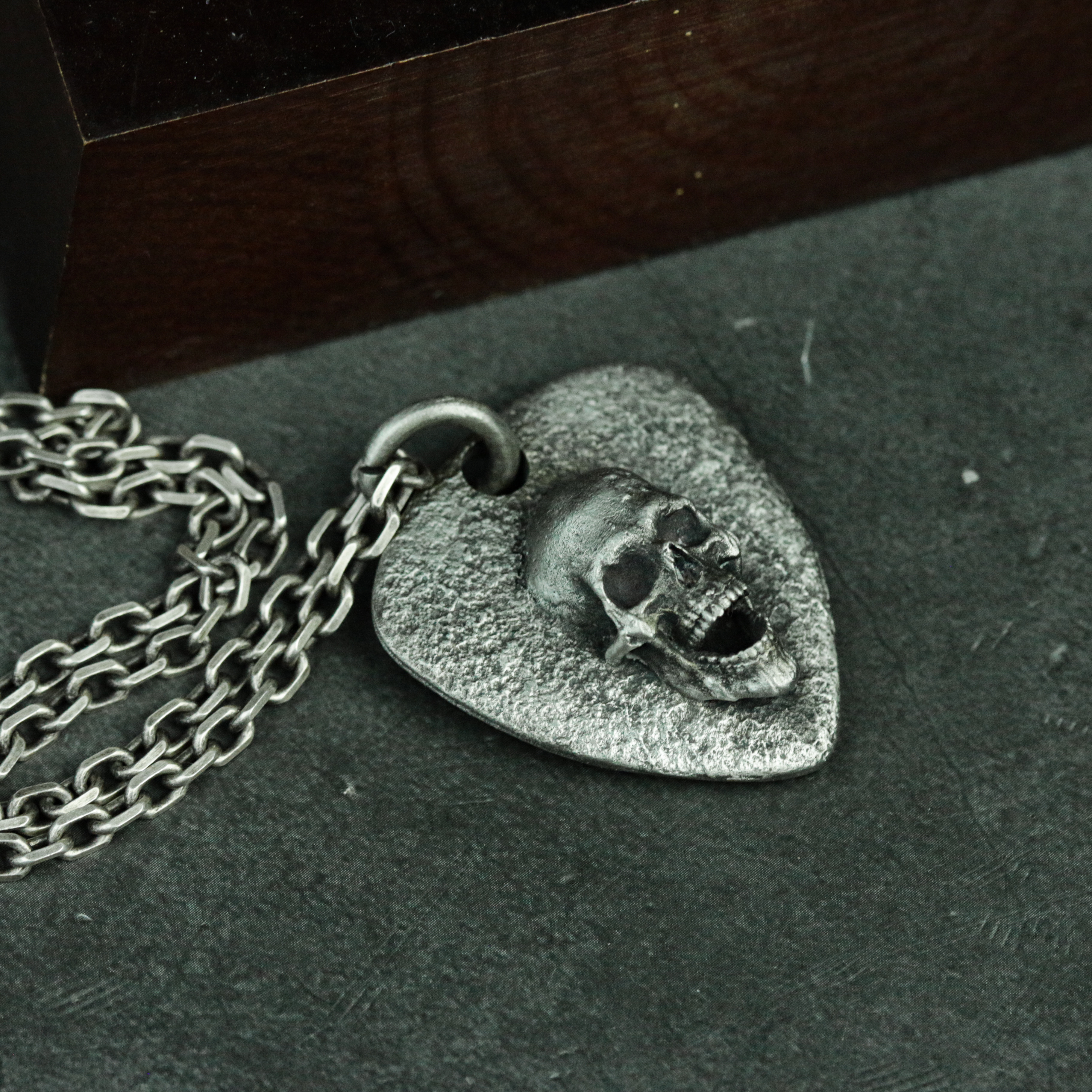 ゴシック スカル シルバー メダル - ギターピック シルバー ネックレス ペンダント - 手作り スカル シルバー ジ