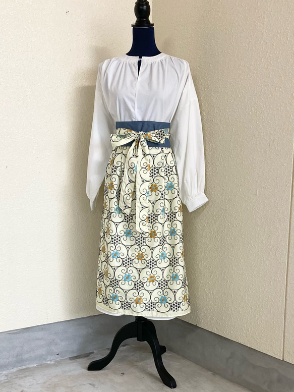 1979製 ソ連時代 刺繍 エプロン ヴィンテージ 激レア オリジナルタグ付き うさぎ刺繍付エプロン（のぞいているうさぎ） エプロン R's
