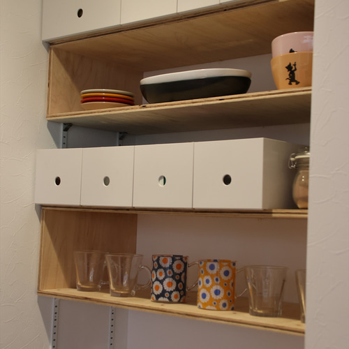 目隠しできる棚板 パントリーやシューズクローク、置き棚にも使える