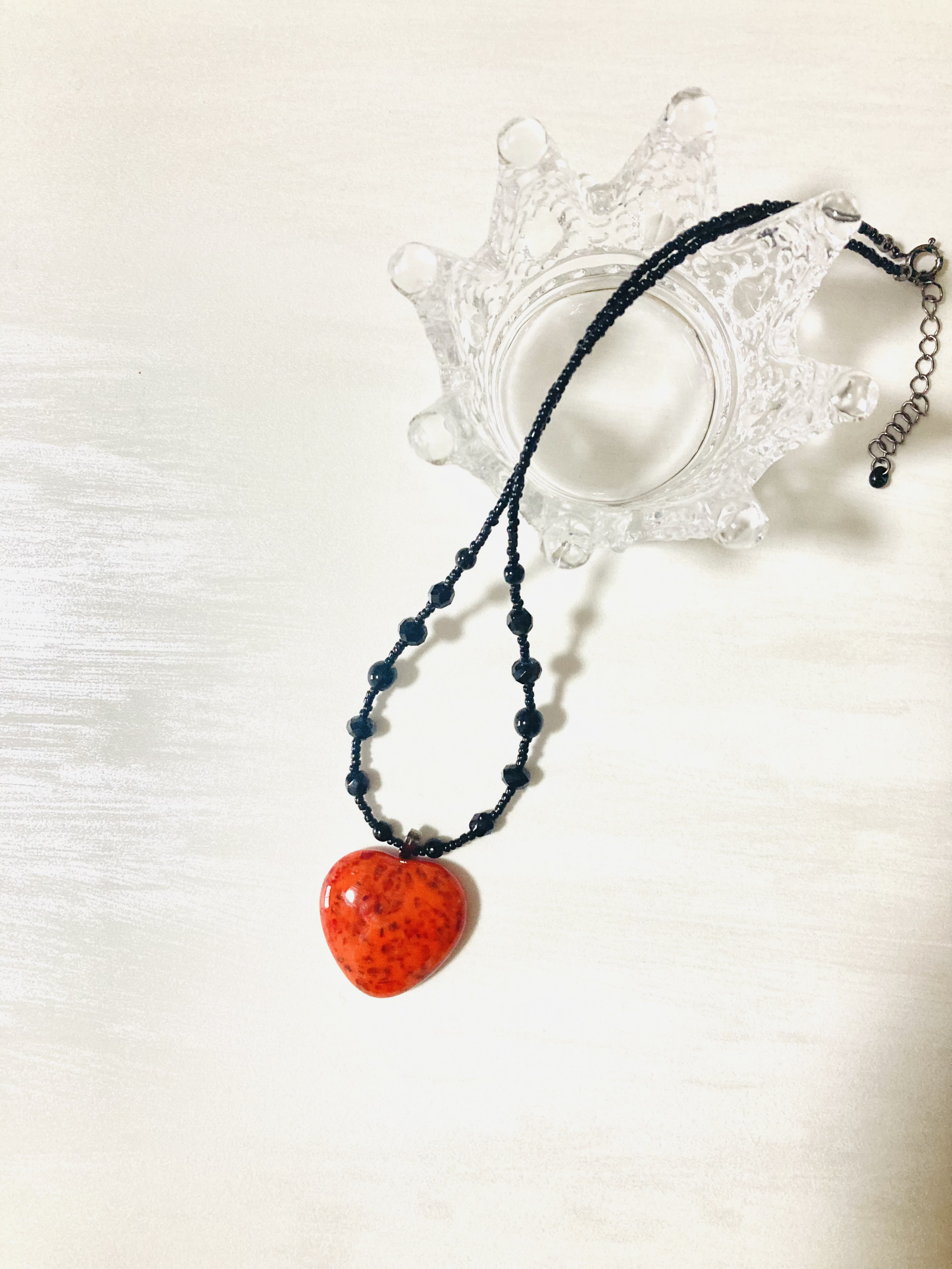 パウダーガラスのハートネックレス