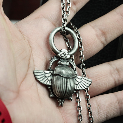 スカラベのシルバーネックレス、ピラミッドの神聖なトーテム ファラオ