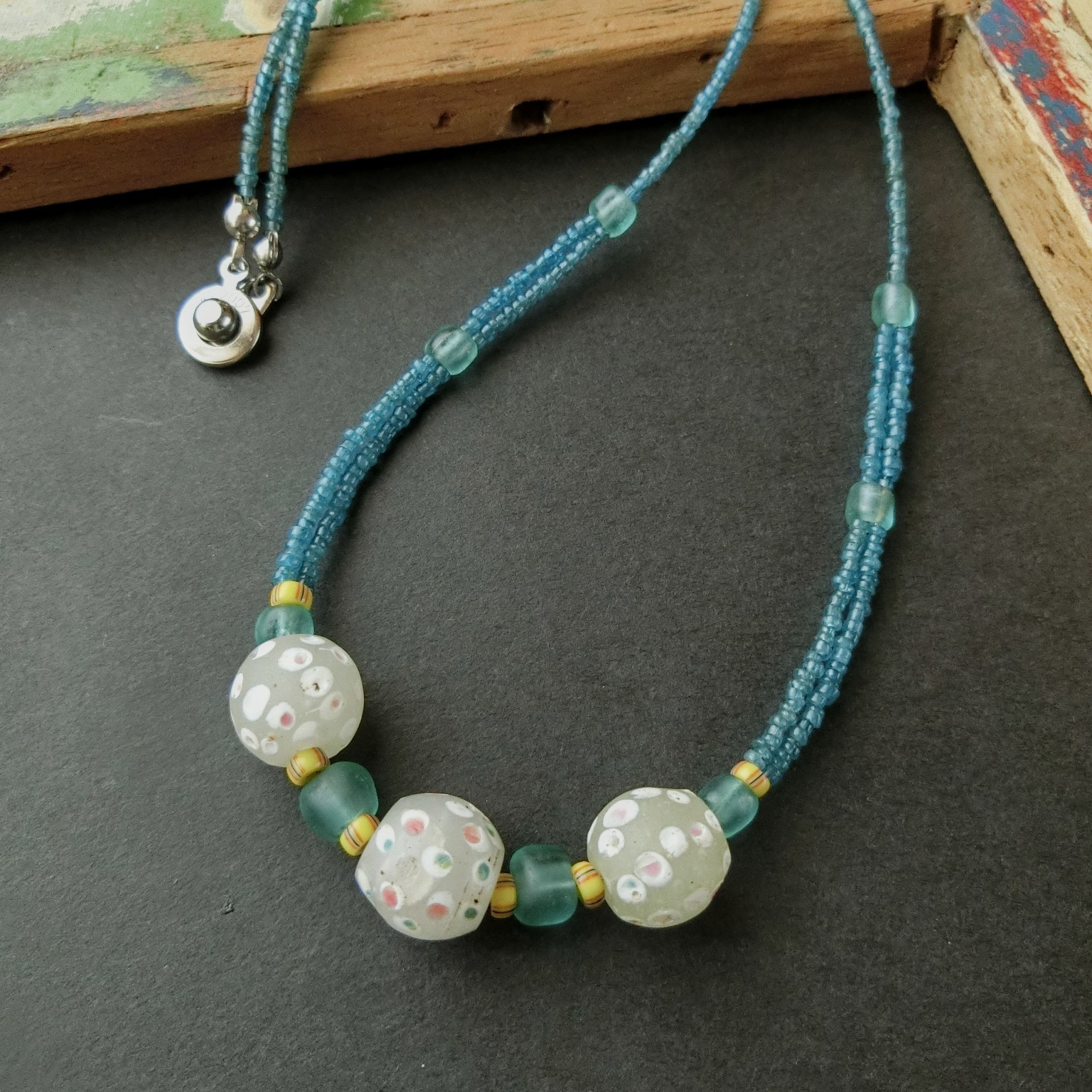 ホワイトスカンクをナガ族ビーズでつないだロングネックレス