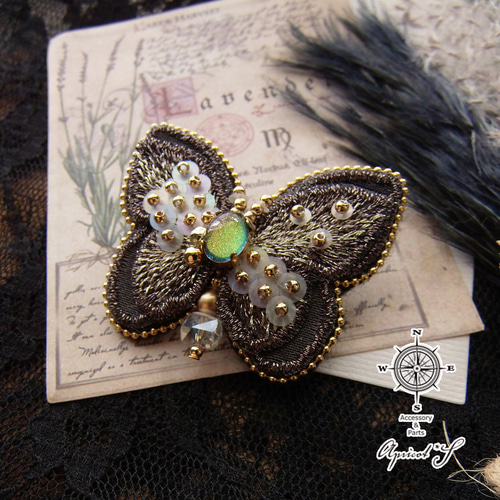 刺繍 と スパンコール の 蝶 ブローチ ( ☆ ブラック ＆ ホワイト ) 秋