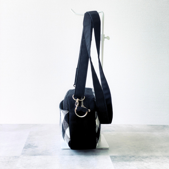 ミニショルダーバッグ(ブラック) 斜めがけ　軽い　コンパクト　手織り生地　大人かわいい　ギンガムチェック　レディース　 6枚目の画像