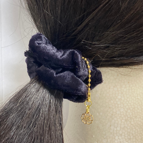 仕事にも使える、大人の細めシュシュ 桜のチャーム付き シュシュ