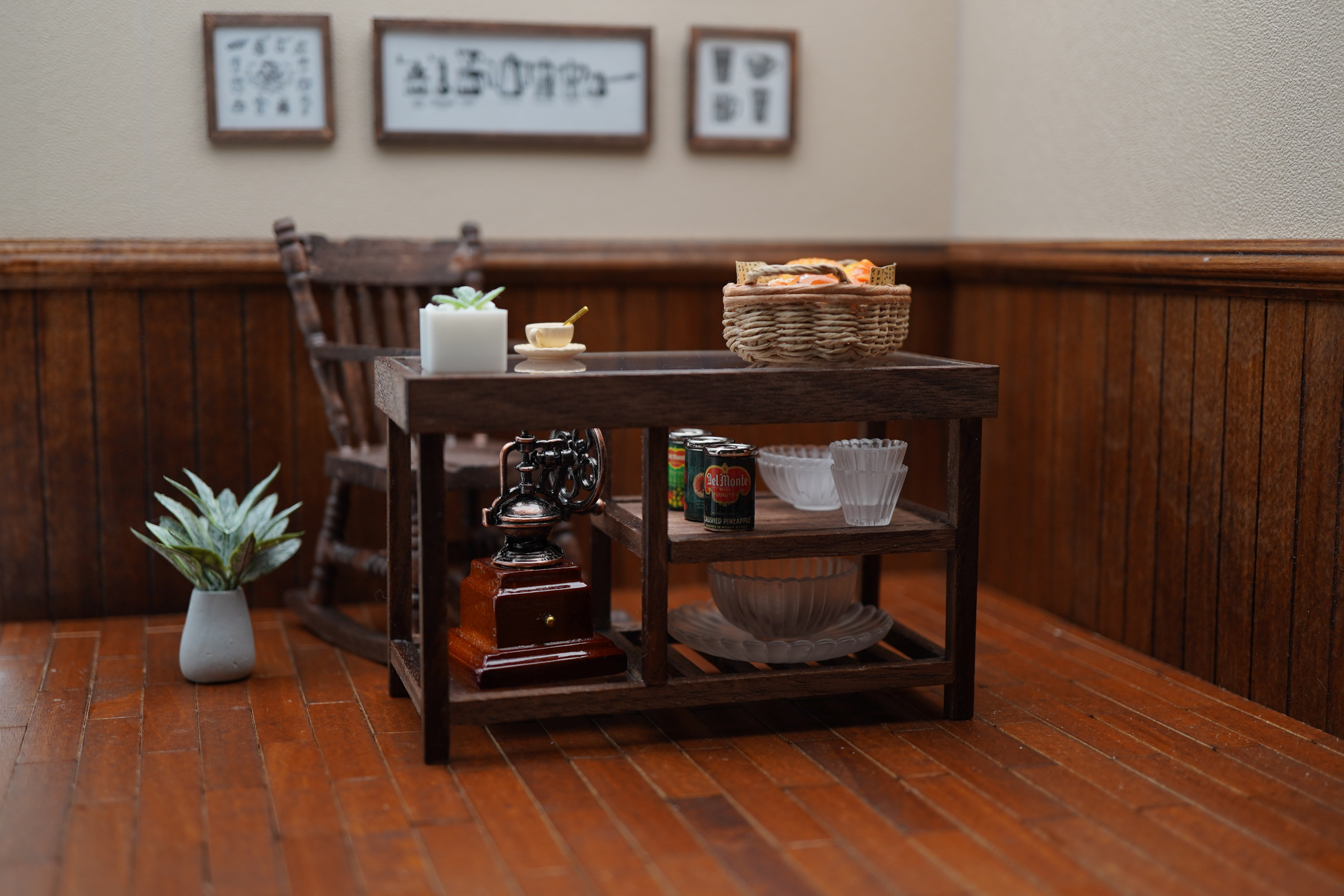 瓶 食器棚 テーブル●ガラス製グラス ミニチュア●飾り棚 1/12ドールハウス