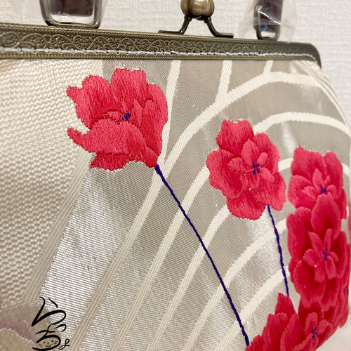 帯リメイク 紅色花 持ち手付きがま口バッグ kimono】帯リメイク 紅色花 持ち手付きがま口バッグ ハンドバッグ らっ