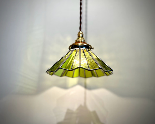 ステンドグラスのペンダントランプ じゃばらのかたち ライムグリーン