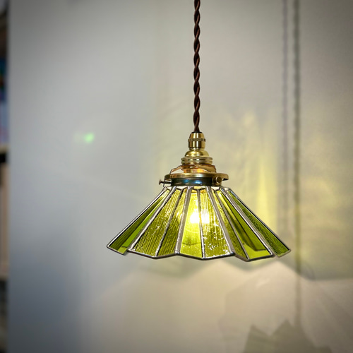 ステンドグラスのペンダントランプ じゃばらのかたち ライムグリーン