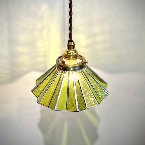 ステンドグラスのペンダントランプ じゃばらのかたち ライムグリーン