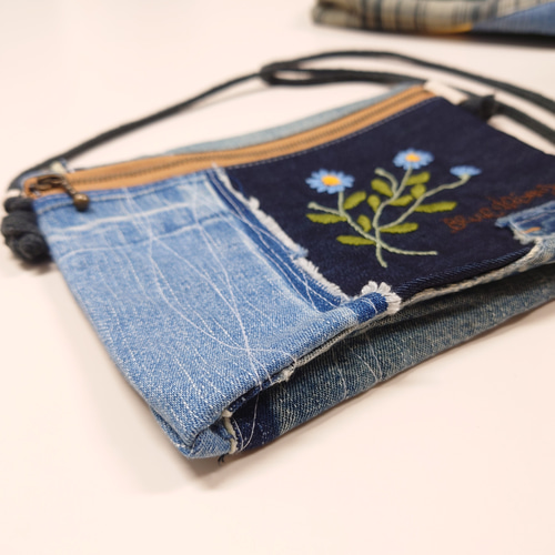 ※リクエスト※ライトブルーWデニム♡刺繍のサコッシュ♡ショルダーバッグ 送料無料】サコッシュ 日本製 デニム 刺しゅう アップリケ 肩掛け 大人