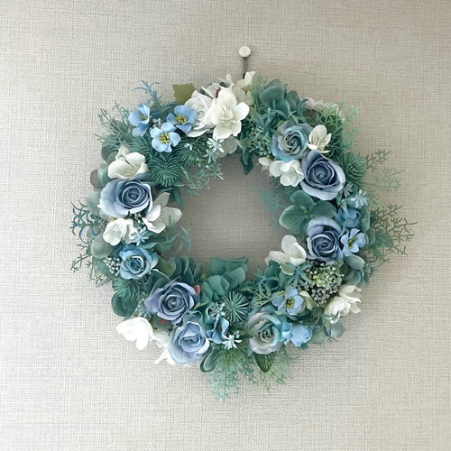 ブルーベリーのような美味しそうな❤︎ アーティフィシャルフラワーリース 🍀青薔薇のリース🍀 青い薔薇と、まだ青いブルーベリーの