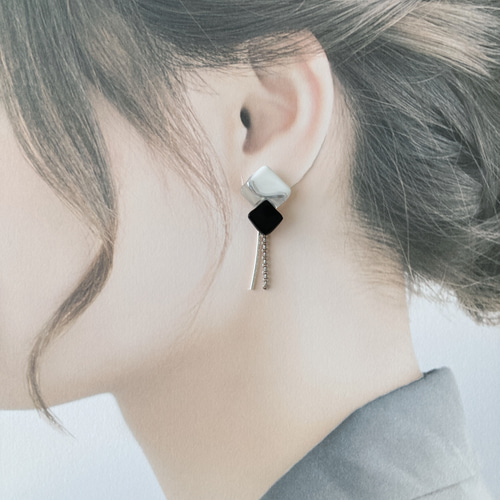 ハンドメイドイヤリングno.16 No._16 モード系イヤリング White×Silver イヤリング イヤリング・ノンホールピアス