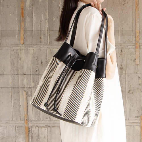 軽量で大容量巾着型トートバッグ 編みxPU【黒白】タウンでもオフィス