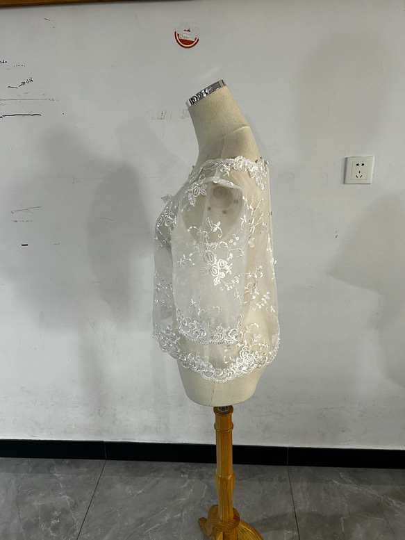 可憐な花刺繍のトップス ボレロ 上品透け袖 くるみボタン 花嫁/ウェディングドレス 3枚目の画像