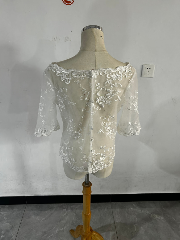可憐な花刺繍のトップス ボレロ 上品透け袖 くるみボタン 花嫁/ウェディングドレス 4枚目の画像