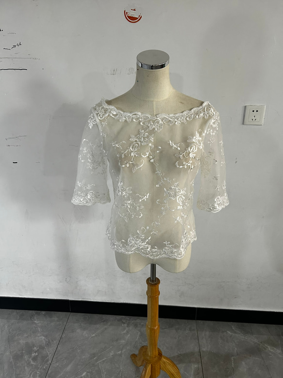 可憐な花刺繍のトップス ボレロ 上品透け袖 くるみボタン 花嫁/ウェディングドレス 1枚目の画像
