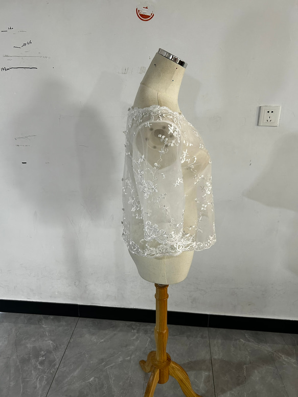 可憐な花刺繍のトップス ボレロ 上品透け袖 くるみボタン 花嫁/ウェディングドレス 2枚目の画像