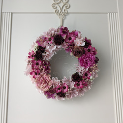 ドライ仕立ての薔薇とカーネーションと紫陽花のふんわりリース 3枚目の画像