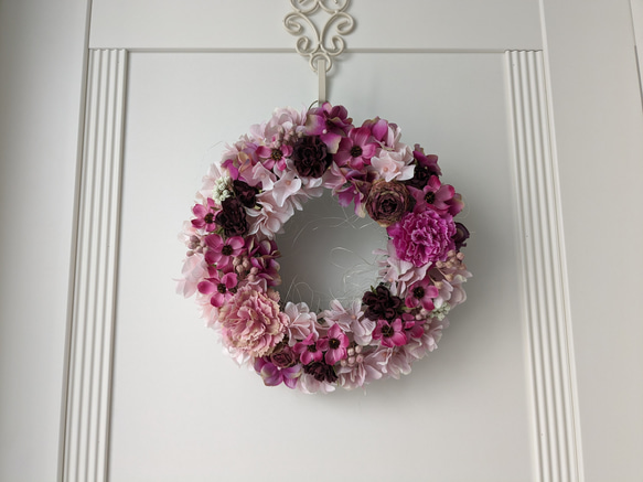 ドライ仕立ての薔薇とカーネーションと紫陽花のふんわりリース 3枚目の画像
