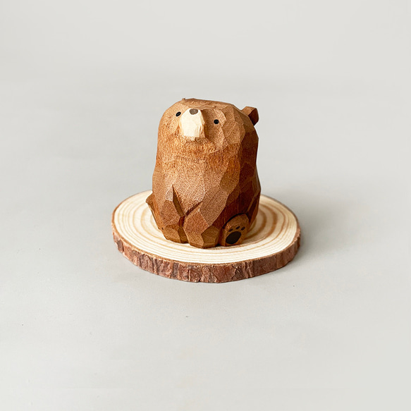手作りの木製装飾品 - かわいい木彫りのクマのデスクトップ装飾 1枚目の画像