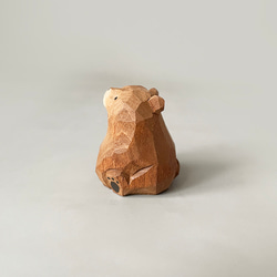 手作りの木製装飾品 - かわいい木彫りのクマのデスクトップ装飾 3枚目の画像