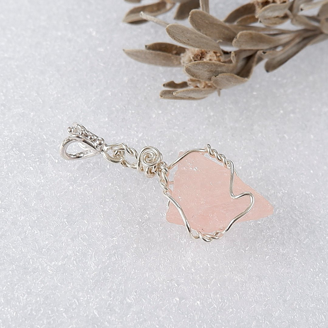 ～原石を飾る～　ナイジェリア産　モルガナイト原石の飾りバチカンペンダント　天然石アクセサリー　一点物