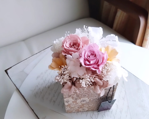 優しい色合いのボックスアレンジ プリザーブドフラワー ドライフラワー
