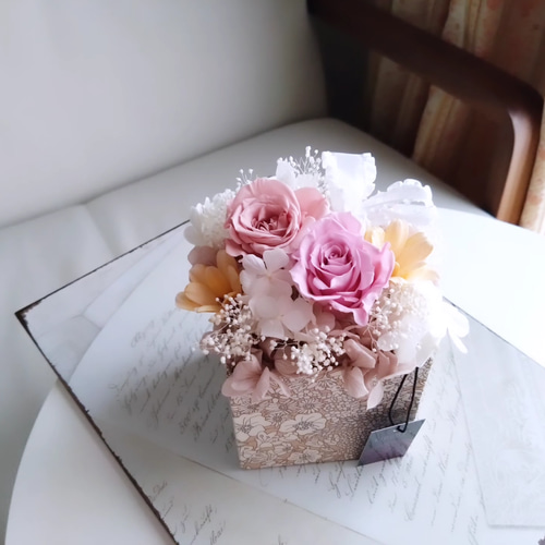 優しい色合いのボックスアレンジ プリザーブドフラワー ドライフラワー