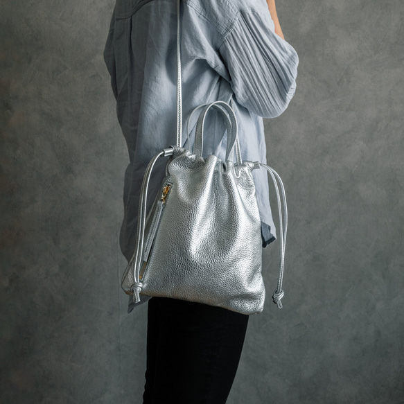 縦長巾着 2WAY ポシェット本革シンプル ショルダーバッグ 【シルバー】 予めご了承ください Pro 本体同材