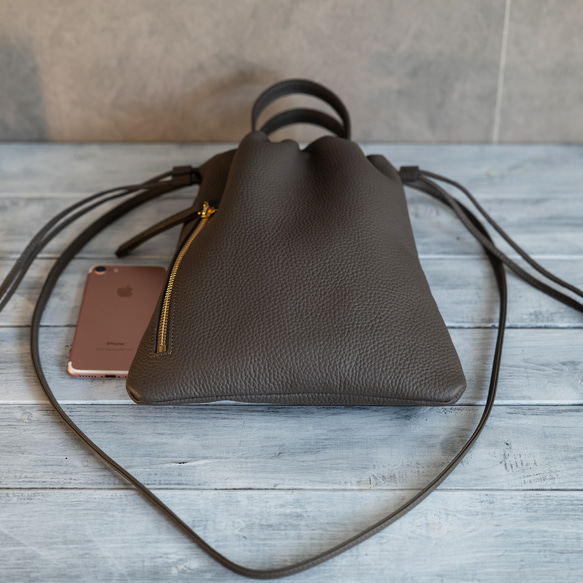 縦長巾着 2WAY ポシェット本革シンプル ショルダーバッグ 【シルバー】 予めご了承ください Pro 本体同材