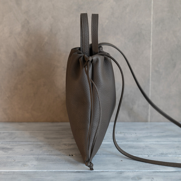 縦長巾着 2WAY ポシェット本革シンプル ショルダーバッグ 【シルバー】 予めご了承ください Pro 本体同材