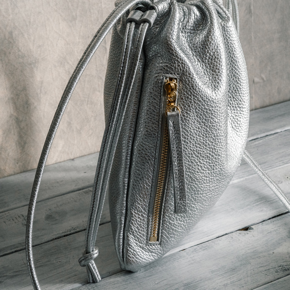 縦長巾着 2WAY ポシェット本革シンプル ショルダーバッグ 【シルバー】 予めご了承ください Pro 本体同材