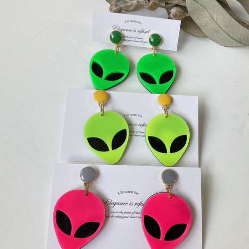 ノリノリな宇宙人ピアス。 イヤリング。 おおぶり 蛍光色 ネオンカラー