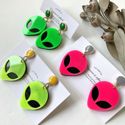 1051,大ぶりスマイルネオンカラーピアスイエロー ノリノリな宇宙人ピアス。 イヤリング。 おおぶり 蛍光色 ネオンカラー