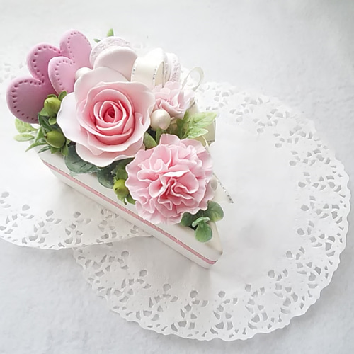 小花とピンクのバラのクレイケーキ 薔薇と小花のクレイクリームケーキ