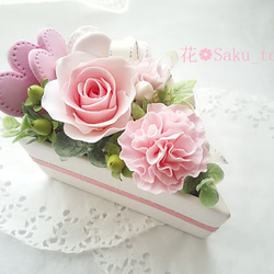 ❁優しいピンクのお花たちとピンクのハートが可愛いクレイフラワーケーキ❁ 1枚目の画像