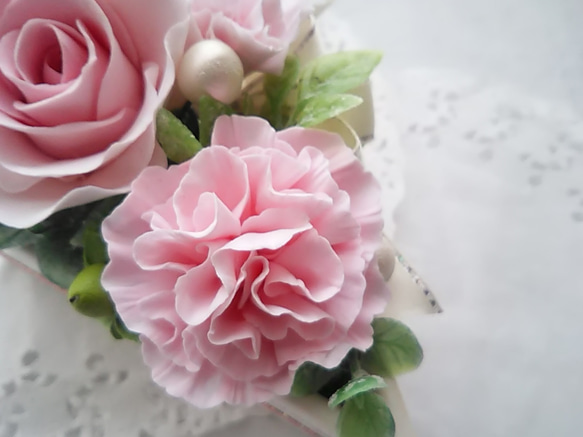 ❁優しいピンクのお花たちとピンクのハートが可愛いクレイフラワーケーキ❁ 10枚目の画像