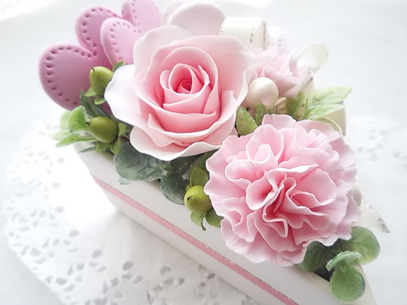 ❁優しいピンクのお花たちとピンクのハートが可愛いクレイフラワーケーキ❁ 2枚目の画像