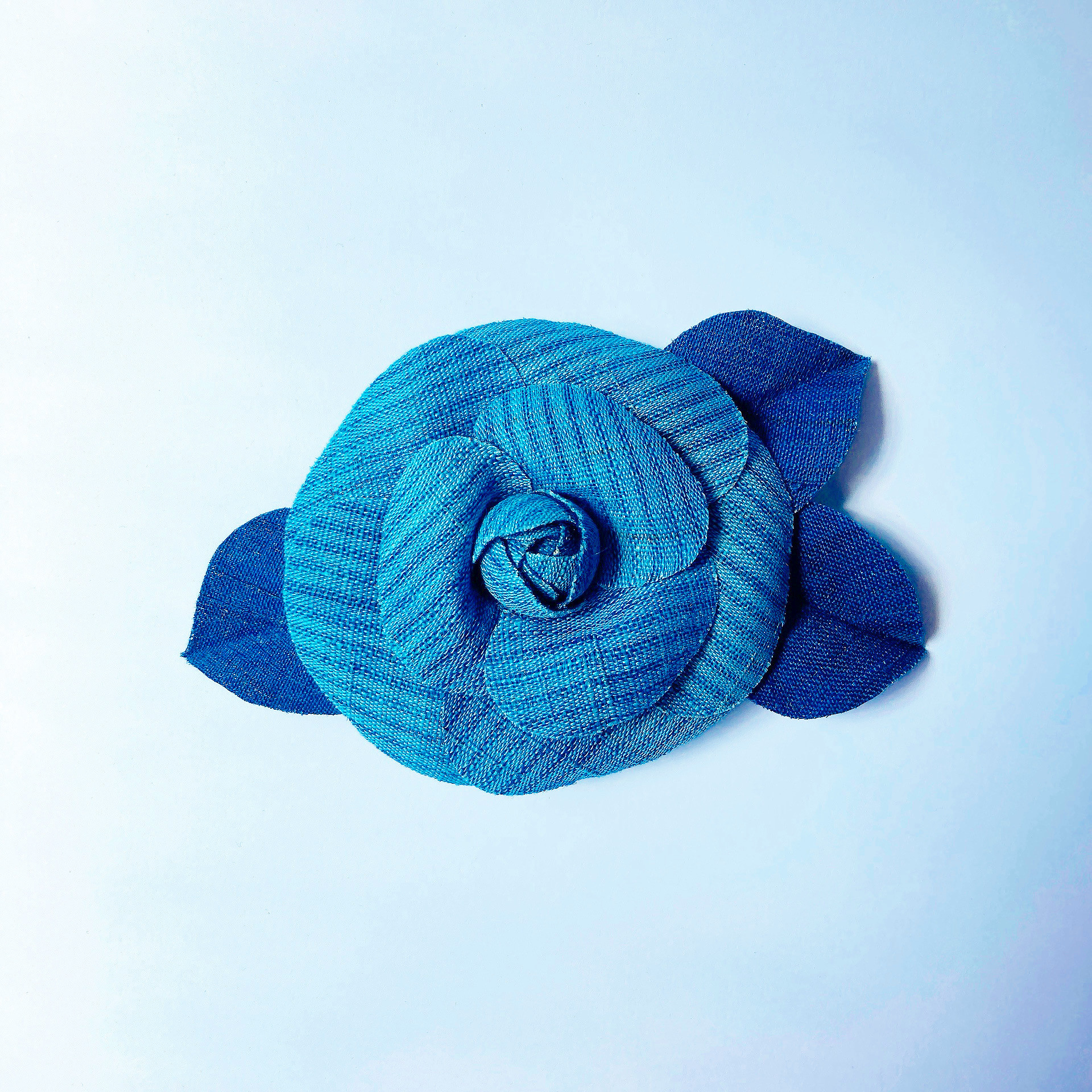 藍染めの２wayコサージュ　カメリアブローチ