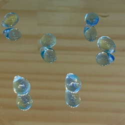 涼しげヨーヨー柄のチェコガラス雫型の揺れるピアス 7枚目の画像