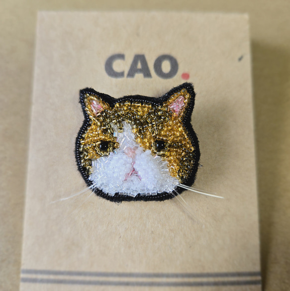 【猫（ｴｷｿﾞﾁｯｸｼｮｰﾄﾍｱ）のミニブローチ】～オートクチュール刺繍～チェコビーズ☆ギフト・プレゼントにも☆　 1枚目の画像