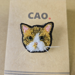 【猫（キジ白）のミニブローチ】～オートクチュール刺繍～チェコビーズ☆ギフト・プレゼントにも☆　 1枚目の画像